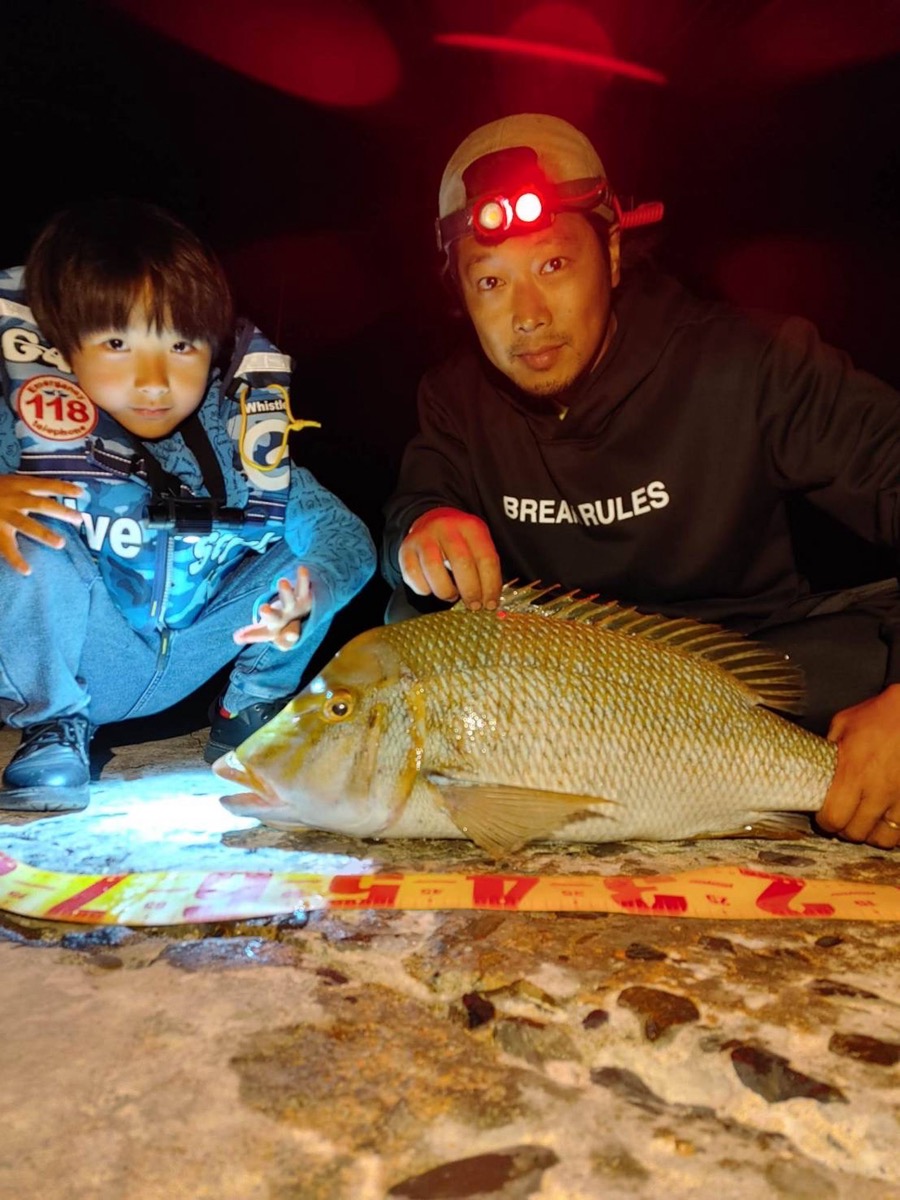 代表取締役 奥井 慧が、子どもと夜釣りで大きな魚を釣り上げた様子